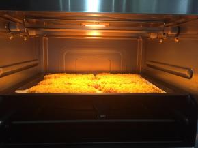 烤箱提前180度预热好5分钟，将弄好的猪排放到西屋蒸汽烤箱里，中层180度20分钟