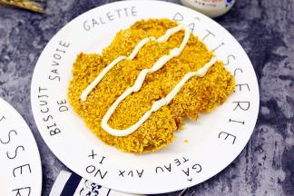 出炉后摆上盘后，挤上沙拉或者是番茄酱，都很好味