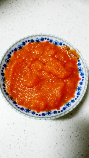 胡萝卜洗净蒸熟后，用料理棒打成糊状，准备好芯面道