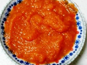 胡萝卜洗净蒸熟后，用料理棒打成糊状，准备好芯面道