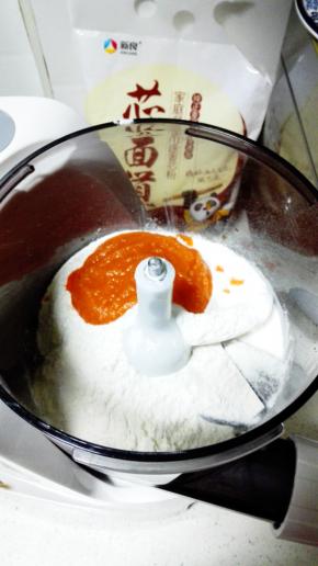 将芯面道和胡萝卜糊放入面条机中
