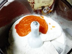 将芯面道和胡萝卜糊放入面条机中