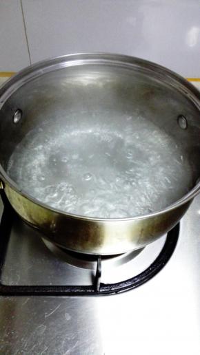锅内放水，大火煮开