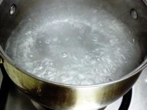 锅内放水，大火煮开