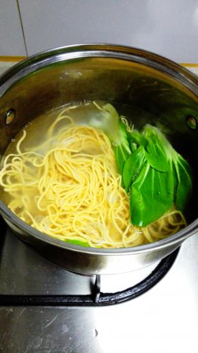 放入胡萝卜面条和洗净的青菜