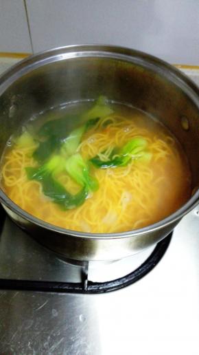 大火煮开，转小火煮5分钟，加盐