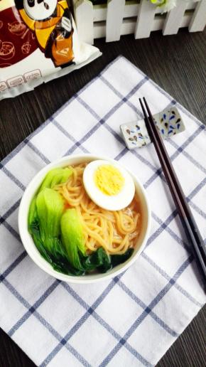 煮开后，放入少许鸡精，芝麻油调味即可