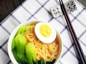 煮开后，放入少许鸡精，芝麻油调味即可