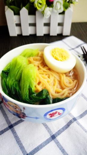 配上半个熟鸡蛋，就可以食用啦