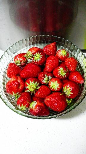 草莓先用小苏打水浸泡15分钟，然后洗净