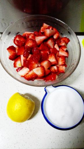 洗净的草莓去蒂，对半切开成四瓣，放在干净的碗中