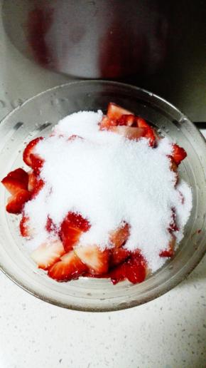 加入细砂糖，挤入柠檬汁，翻拌