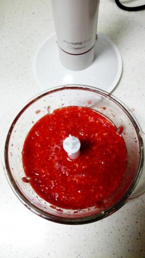 用搅拌棒搅打30秒，搅打至成细小颗粒的糊状