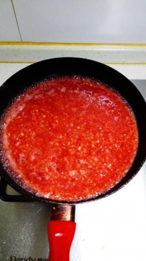 将搅打好的草莓糊倒入不沾平底锅