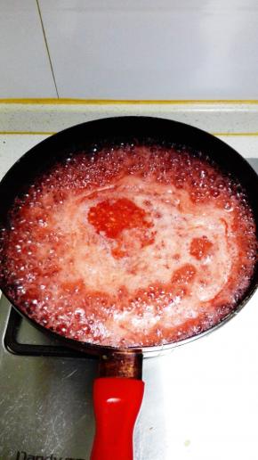 大火烧开，撇去浮沫，转小火熬煮