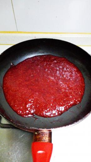 不停翻炒，熬煮至草莓酱呈粘稠状即可关火