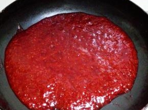不停翻炒，熬煮至草莓酱呈粘稠状即可关火