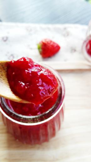 待草莓酱完全冷却后，装入消毒好的密封玻璃瓶中，入冰箱冷藏保存（抹土司或者拌酸奶，都很好吃哦）