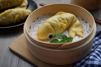 凉水上锅，大火转中小火蒸15分钟，关火后继续焖3分钟再开盖