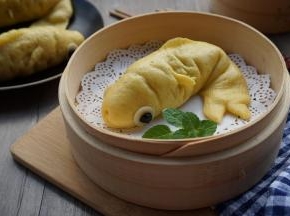 凉水上锅，大火转中小火蒸15分钟，关火后继续焖3分钟再开盖