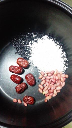 黑米，糯米，花生，红枣全部洗净