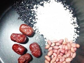 黑米，糯米，花生，红枣全部洗净