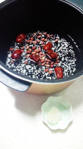 放入电饭煲，并加入冰糖和水