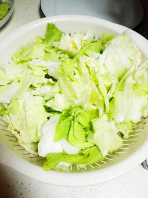 包菜用手撕成一片一片后，洗净