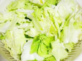 包菜用手撕成一片一片后，洗净