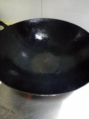 锅内放入适量的外婆乡菜籽油，烧热