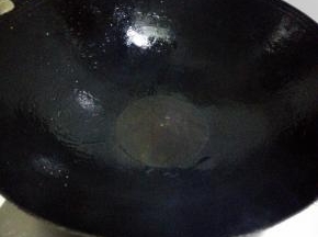 锅内放入适量的外婆乡菜籽油，烧热