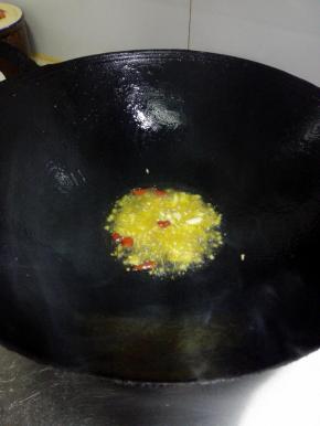 放入蒜，姜末爆炒下