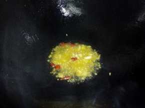 放入蒜，姜末爆炒下