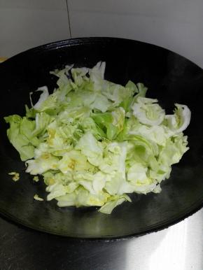 放入包菜，爆炒