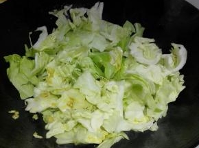 放入包菜，爆炒