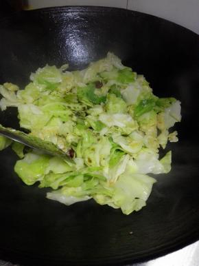 炒至7分熟，放入盐，糖，醋，豆瓣酱翻炒