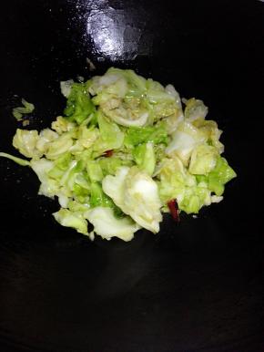 再翻炒至全熟，加入少许鸡精翻炒后关火