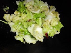 再翻炒至全熟，加入少许鸡精翻炒后关火