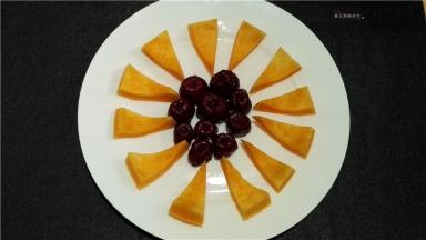 中间放入红枣。