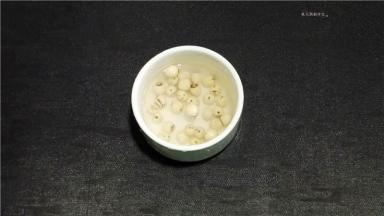 莲子提前30分钟用开水泡发。
