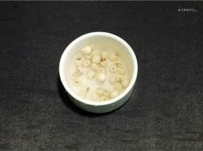 莲子提前30分钟用开水泡发。