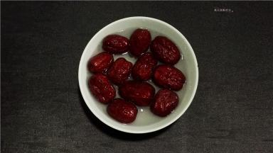 红枣提前30分钟用开水泡发。