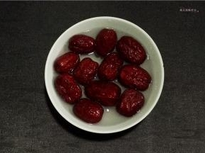 红枣提前30分钟用开水泡发。