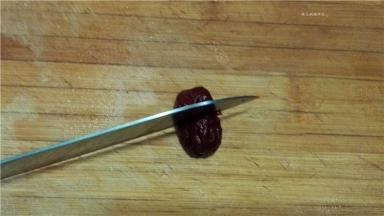 红枣泡软后，用刀从中间切开。