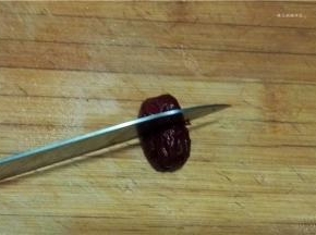 红枣泡软后，用刀从中间切开。