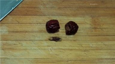 去除枣核（如果是小枣可以不去核）。
