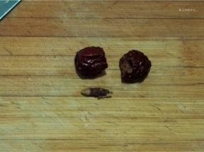 去除枣核（如果是小枣可以不去核）。