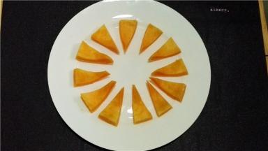 将南瓜尖角向内摆出形状。