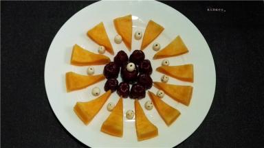 间隔着南瓜放入莲子（个人随意摆放吧）。