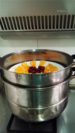 放入蒸锅，隔水大火蒸20分钟。